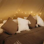 Glamping U Lesa 豪华帐篷 科内日诺河畔里赫诺夫