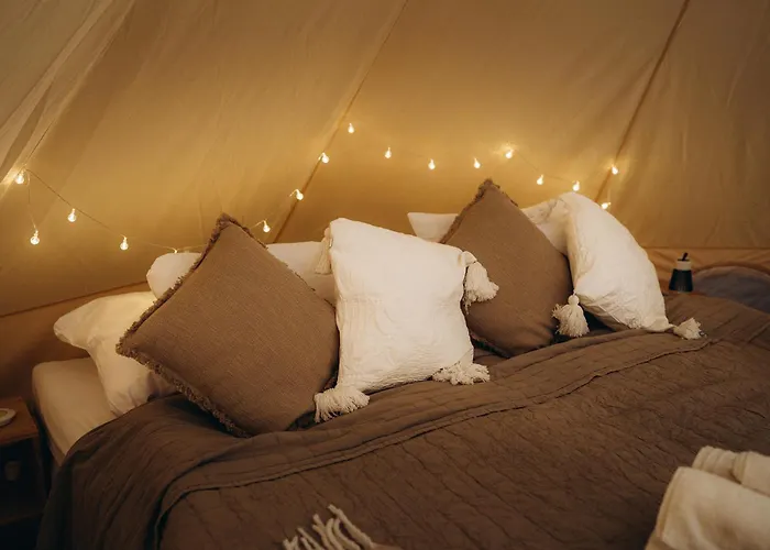 Glamping U Lesa ラグジュアリーテント リフノフ・ナト・クニェジュノウ