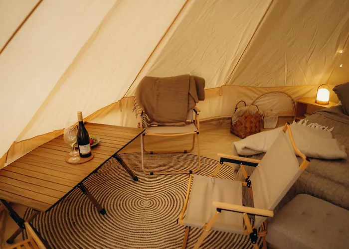 Glamping U Lesa ラグジュアリーテント リフノフ・ナト・クニェジュノウ